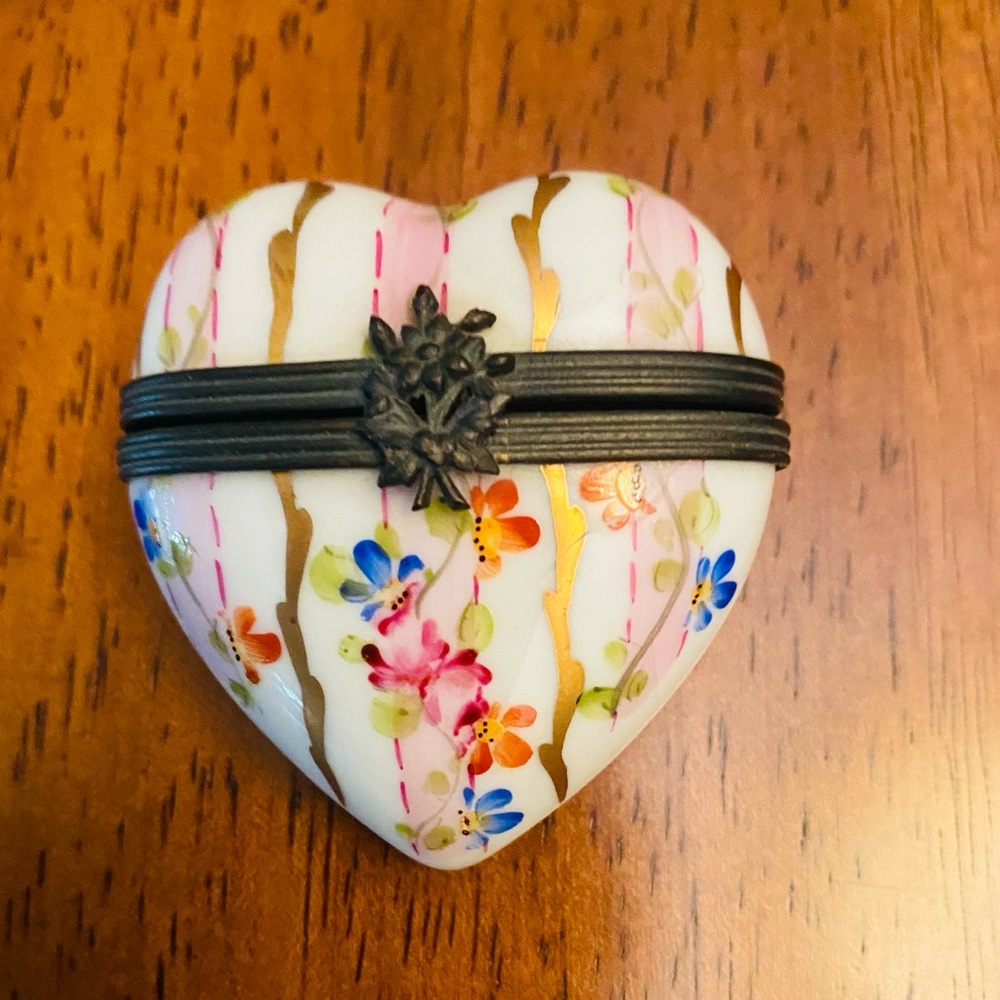 VINTAGE LIMOGES BOX ~ Floral 💐 Heart ♥️